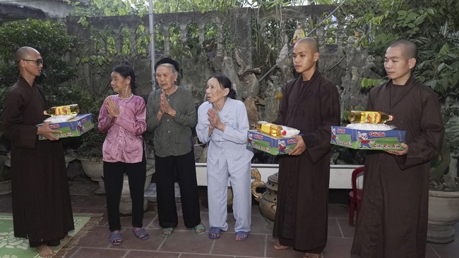 Presenting gifts to difficult families during the Buddha's Birthday in 2020 of Dong Cao Pagoda.